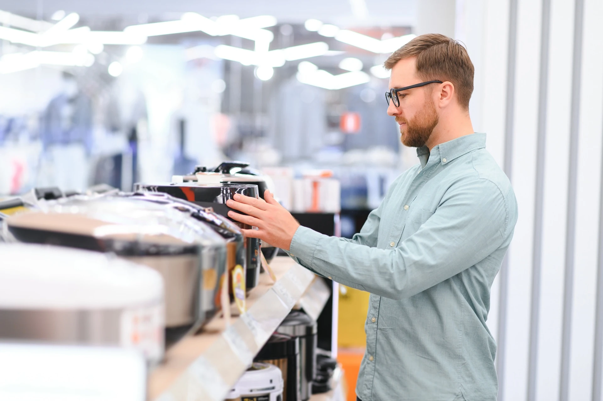 man choosing crockpot at appliances store in bradenton